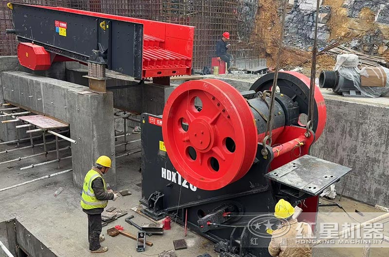 破碎生產(chǎn)線安裝現(xiàn)場 破碎生產(chǎn)線安裝現(xiàn)場