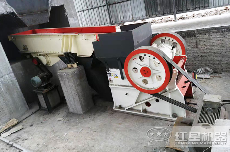花崗巖破碎生產(chǎn)線，使用鄂破機