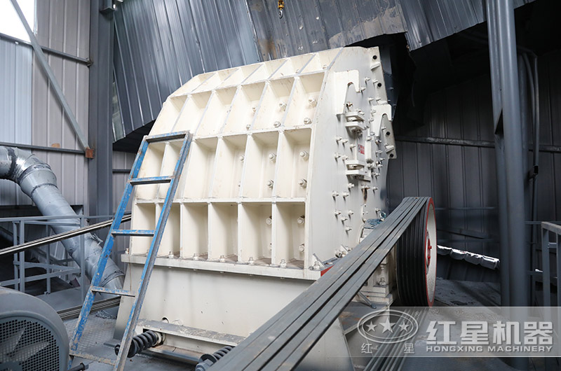 石灰石破碎客戶現(xiàn)場，適用錘破機