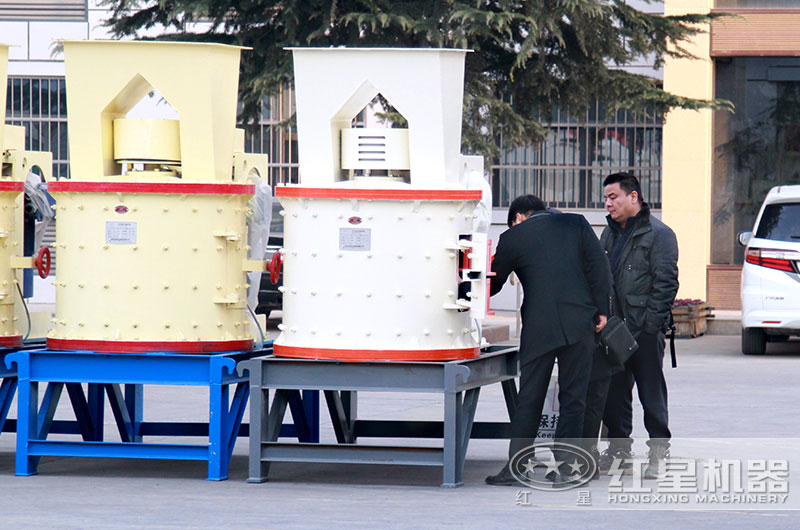 客戶來(lái)廠參觀、選購(gòu)立式復(fù)合破設(shè)備