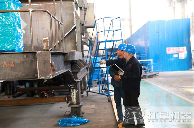 為保證質(zhì)量，老師傅現(xiàn)場(chǎng)指導(dǎo)設(shè)備生產(chǎn)