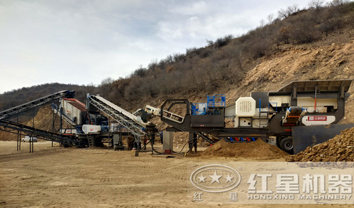 時(shí)產(chǎn)200噸移動(dòng)破碎設(shè)備生產(chǎn)現(xiàn)場(chǎng)，運(yùn)行平穩(wěn)，不間斷作業(yè)