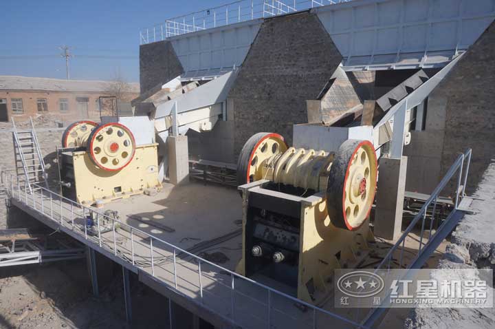河北制砂生產(chǎn)現(xiàn)場(chǎng)，兩臺(tái)顎破同時(shí)有效生產(chǎn)
