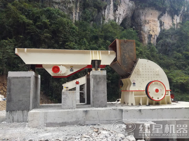 應(yīng)用在制砂生產(chǎn)線中的重錘式破碎機(jī)，破碎力大