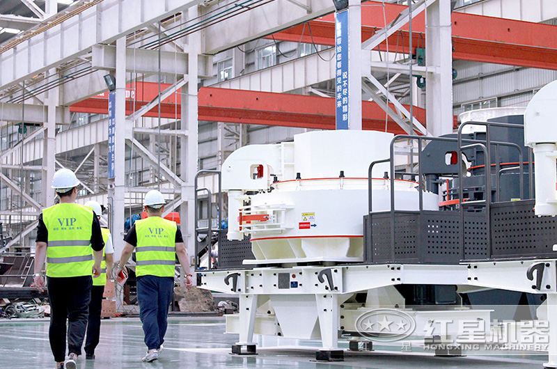 客戶下單之前來廠參觀，工程師全程陪伴講解