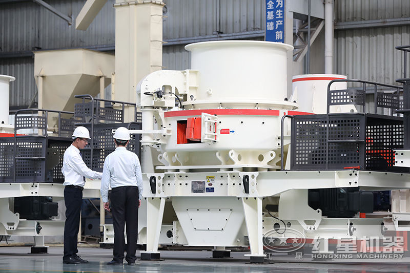 客戶在玄武巖制砂機車間參觀，經(jīng)理一對一指導(dǎo)講解