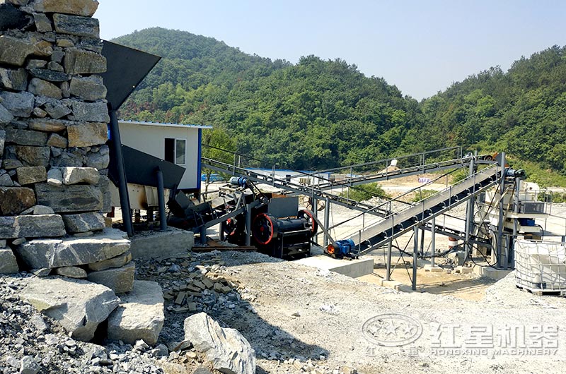 顎式細破碎機破碎現(xiàn)場，搭配制砂機使用